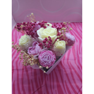 Цветна декорация от соев восък с божествен аромат на кокос и ванилия.