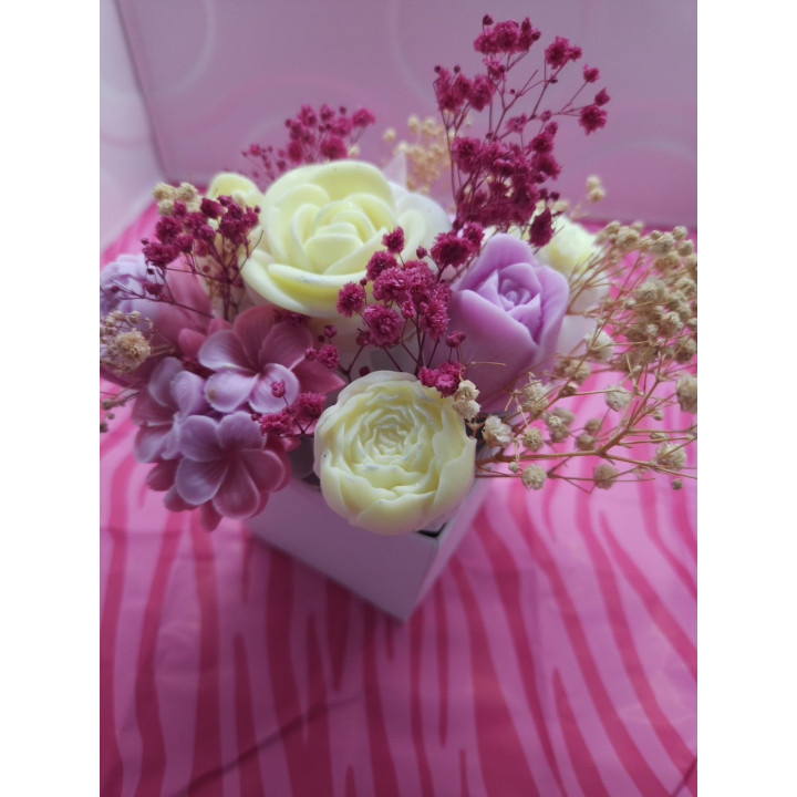 Цветна декорация от соев восък с божествен аромат на кокос и ванилия.