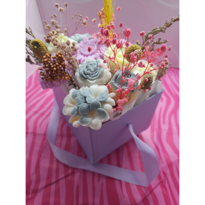 Цветна декорация от соев восък с божествен аромат на кокос и ванилия.