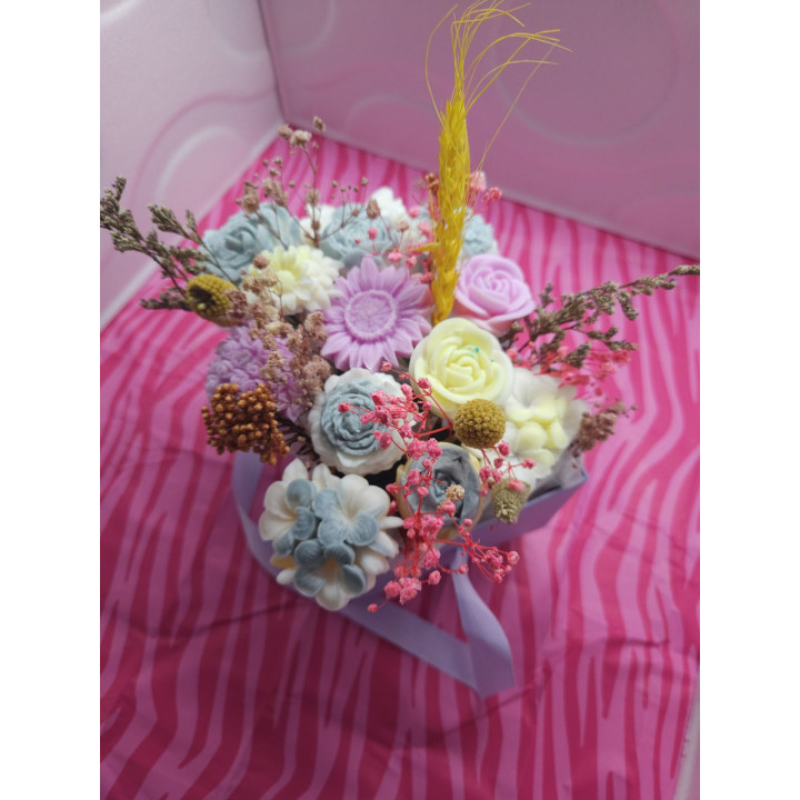 Цветна декорация от соев восък с божествен аромат на кокос и ванилия.