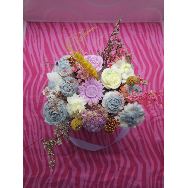 Цветна декорация от соев восък с божествен аромат на кокос и ванилия.