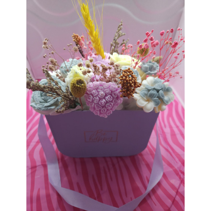 Цветна декорация от соев восък с божествен аромат на кокос и ванилия.