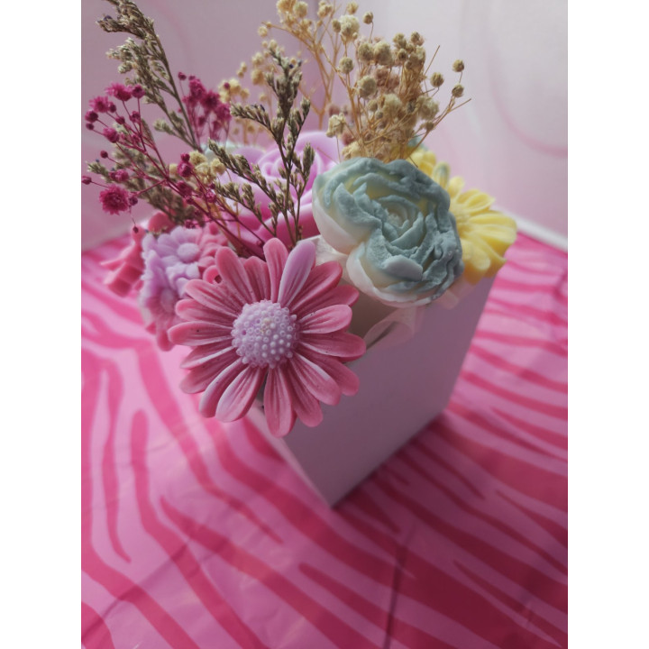 Цветна декорация от соев восък с божествен аромат на кокос и ванилия.