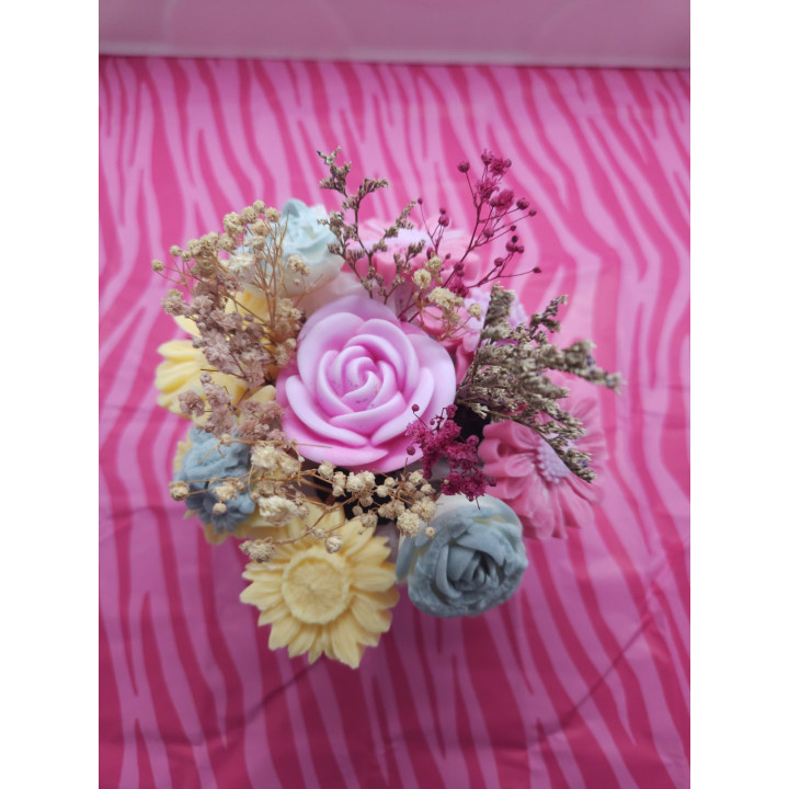 Цветна декорация от соев восък с божествен аромат на кокос и ванилия.