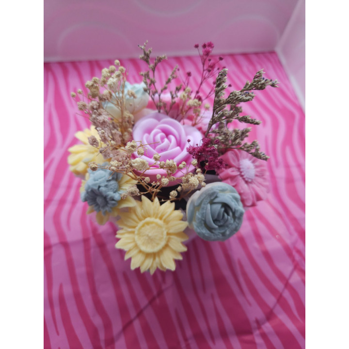 Цветна декорация от соев восък с божествен аромат на кокос и ванилия.