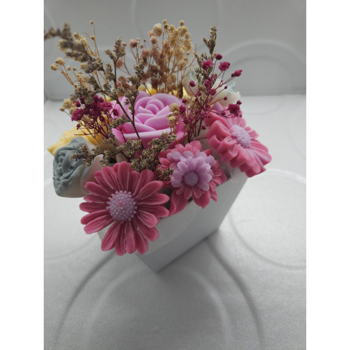 Цветна декорация от соев восък с божествен аромат на кокос и ванилия.