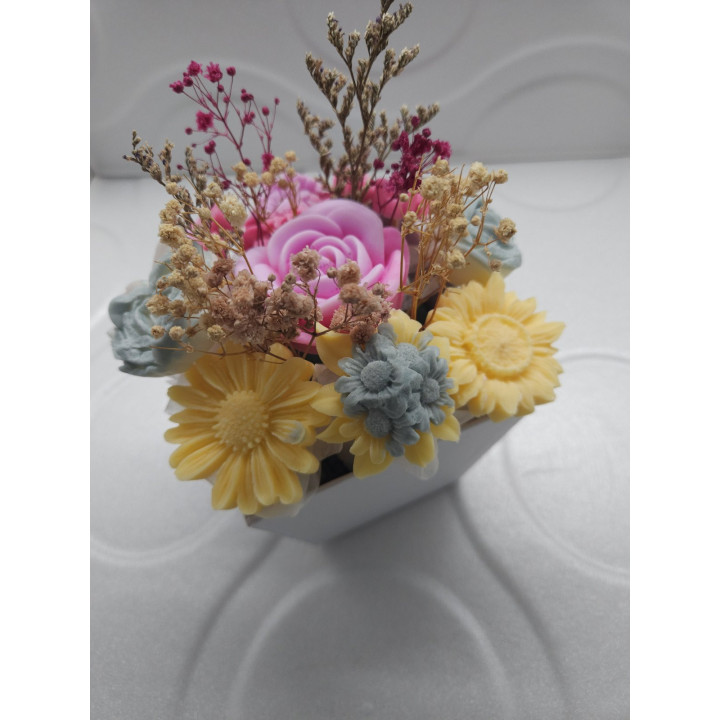 Цветна декорация от соев восък с божествен аромат на кокос и ванилия.