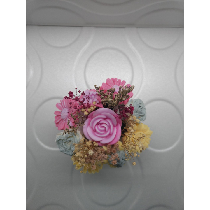 Цветна декорация от соев восък с божествен аромат на кокос и ванилия.