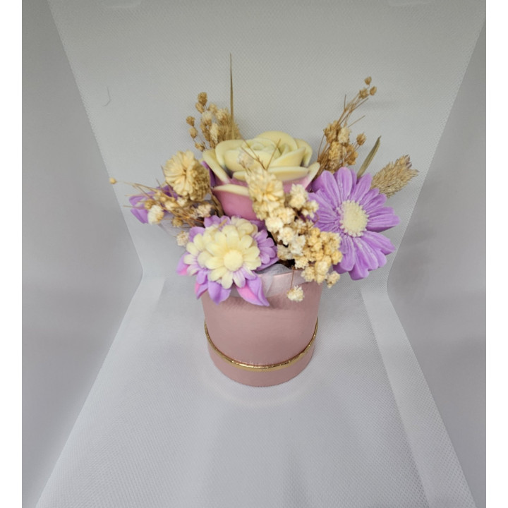 Цветна декорация от соев восък с божествен аромат на кокос и ванилия.