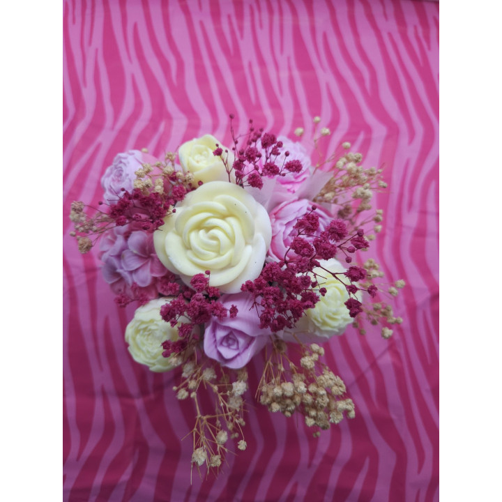 Цветна декорация от соев восък с божествен аромат на кокос и ванилия.