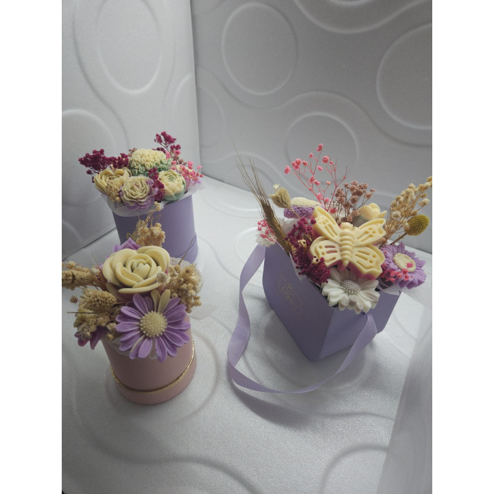 Цветна декорация от соев восък с божествен аромат на кокос и ванилия.