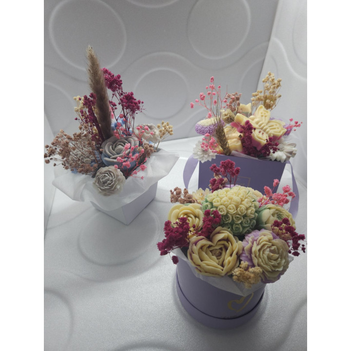 Цветна декорация от соев восък с божествен аромат на кокос и ванилия.