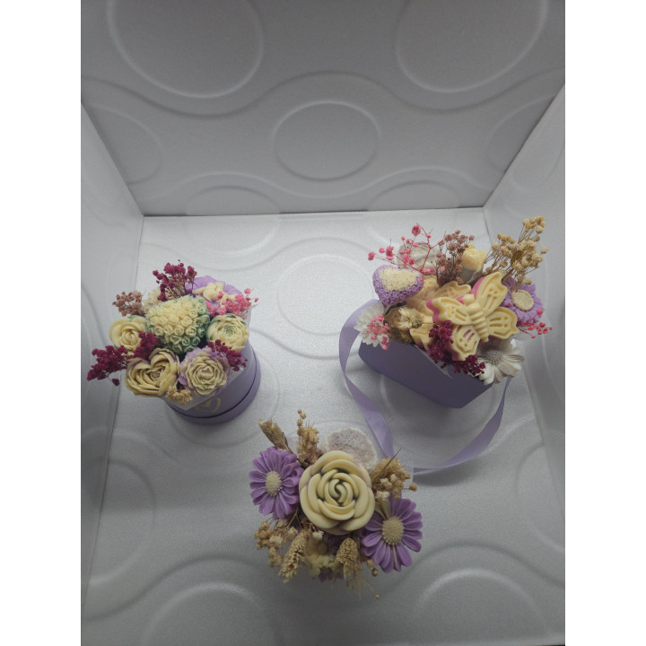 Цветна декорация от соев восък с божествен аромат на кокос и ванилия.