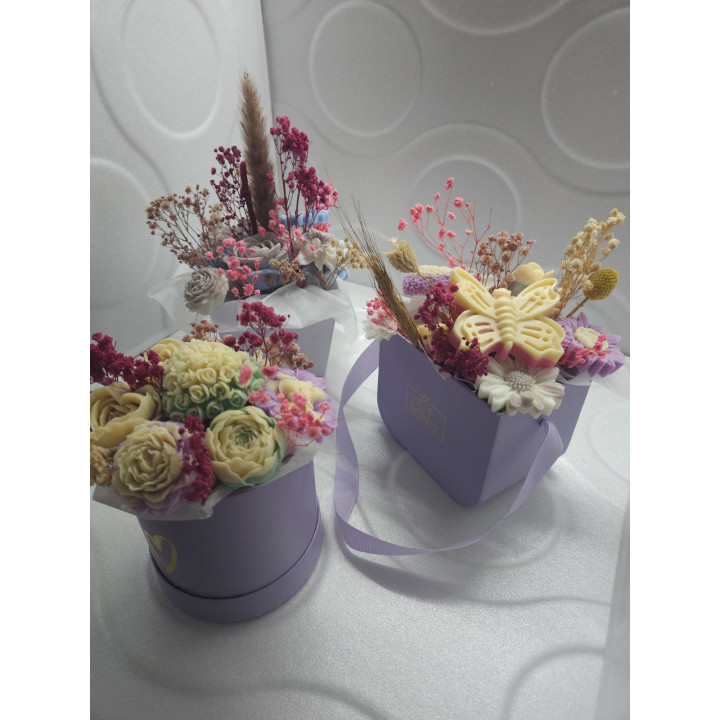 Цветна декорация от соев восък с божествен аромат на кокос и ванилия.