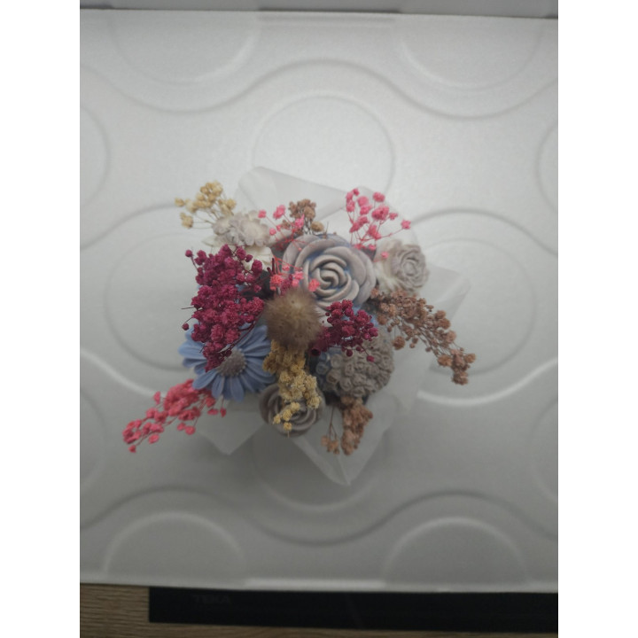 Цветна декорация от соев восък с божествен аромат на кокос и ванилия.