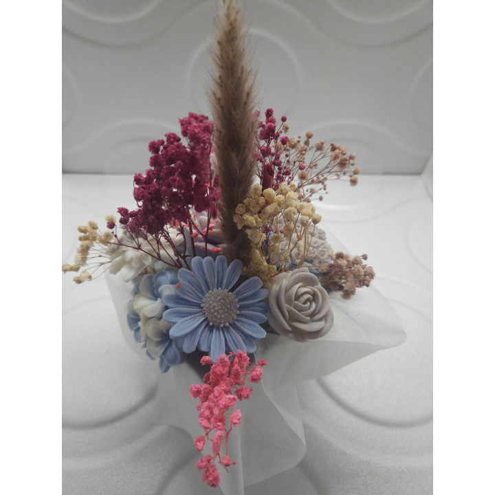 Цветна декорация от соев восък с божествен аромат на кокос и ванилия.