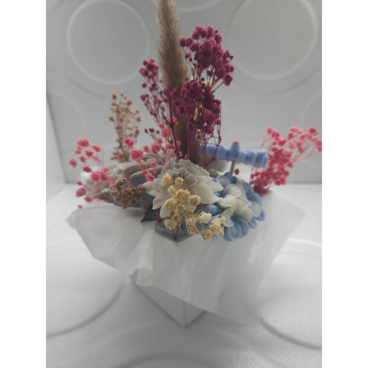 Цветна декорация от соев восък с божествен аромат на кокос и ванилия.