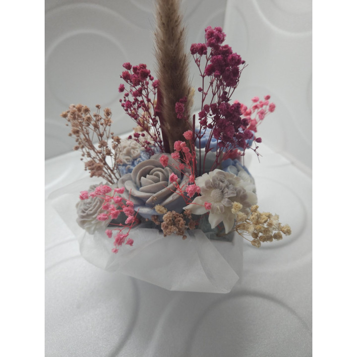 Цветна декорация от соев восък с божествен аромат на кокос и ванилия.