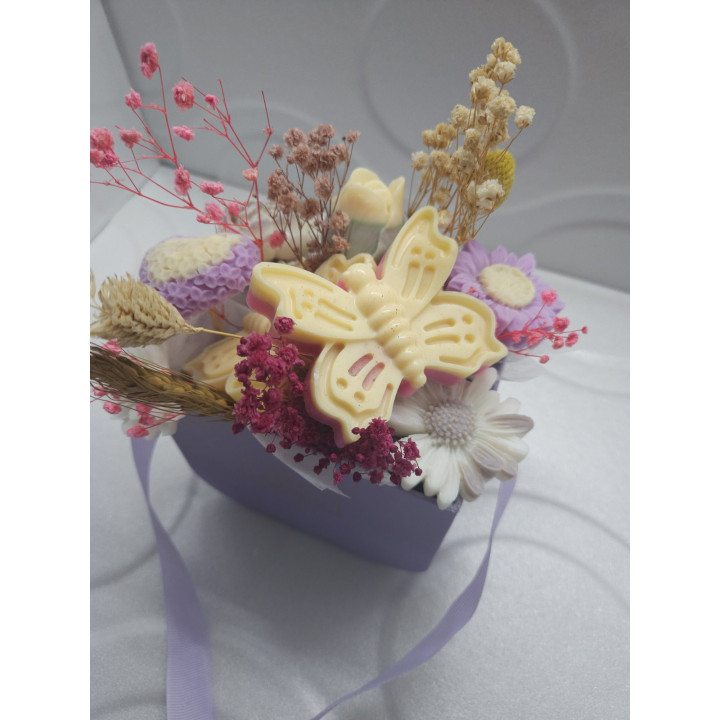 Цветна декорация от соев восък с божествен аромат на кокос и ванилия.