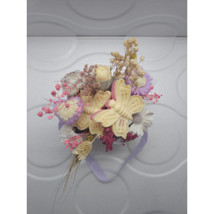 Цветна декорация от соев восък с божествен аромат на кокос и ванилия.