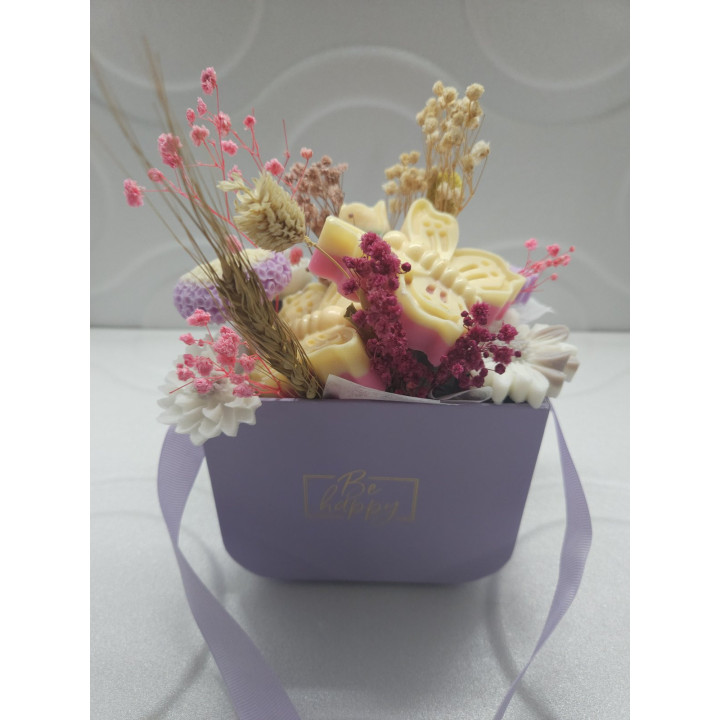 Цветна декорация от соев восък с божествен аромат на кокос и ванилия.