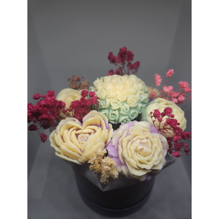 Цветна декорация от соев восък с божествен аромат на кокос и ванилия.