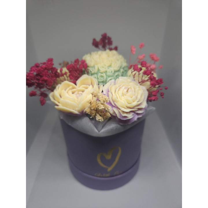 Цветна декорация от соев восък с божествен аромат на кокос и ванилия.