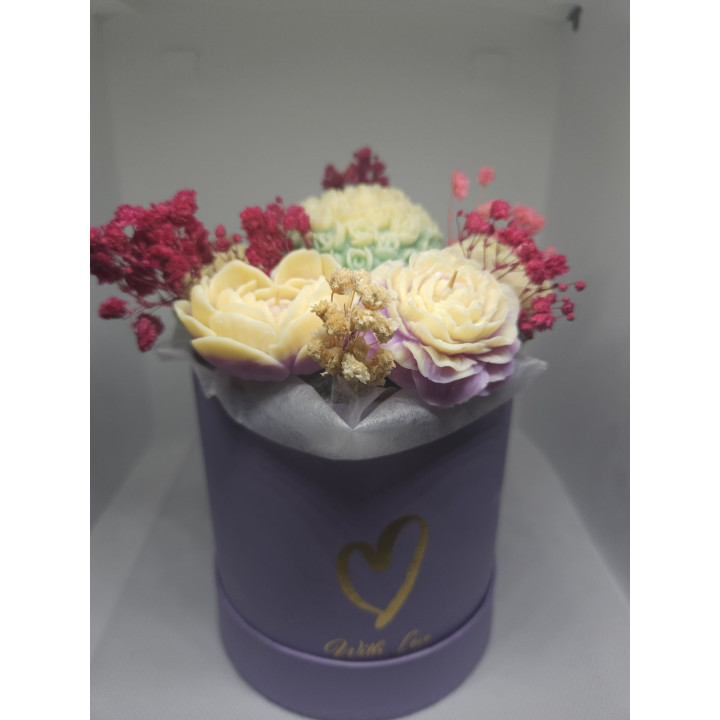 Цветна декорация от соев восък с божествен аромат на кокос и ванилия.