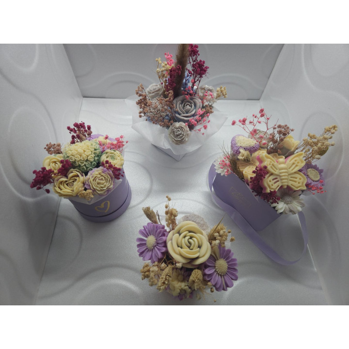 Цветна декорация от соев восък с божествен аромат на кокос и ванилия.