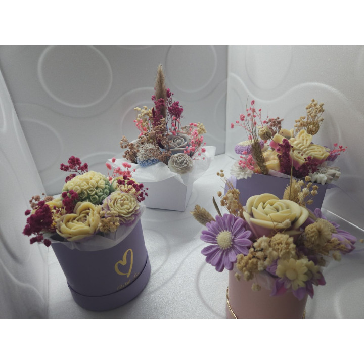 Цветна декорация от соев восък с божествен аромат на кокос и ванилия.