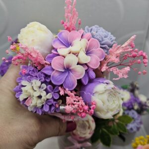 Цветни декорации в керамична кашпа